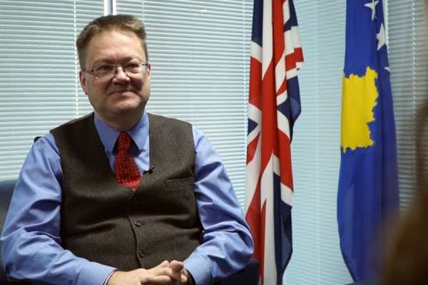 Ambasadori britanik uron Kosovën në 14-vjetorin e shtetësisë së saj