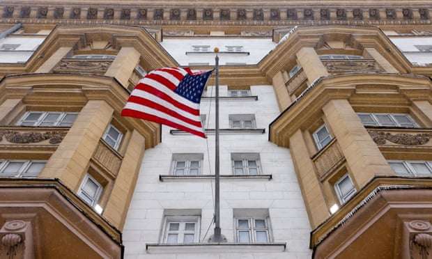 Ambasada e SHBA-së në Rusi u bën thirrje amerikanëve që të kenë plan evakuimi