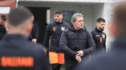 Ilir Daja përgëzon lojtarët pas fitores ndaj Prishtinës