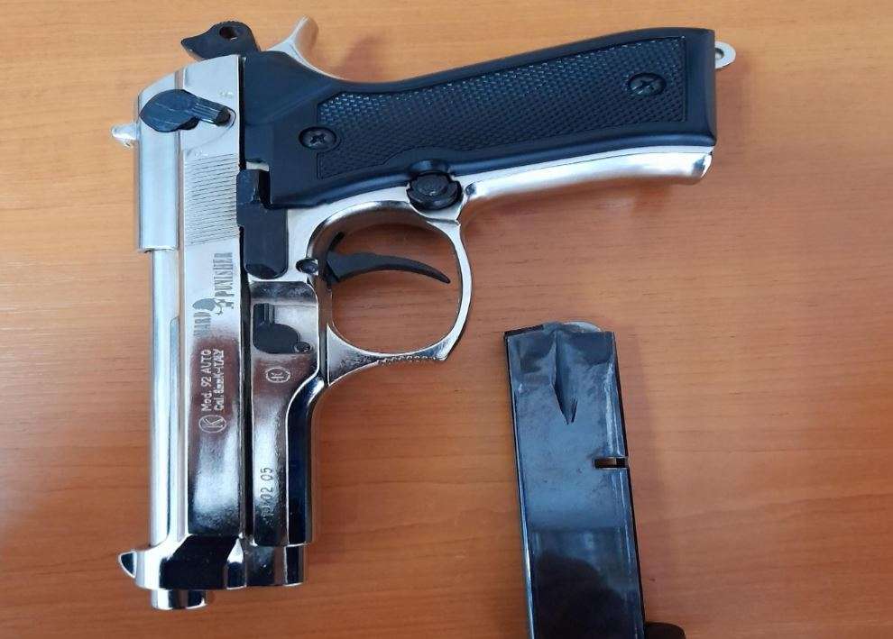 Arrestohet prizrenasi që iu gjet armë pa leje