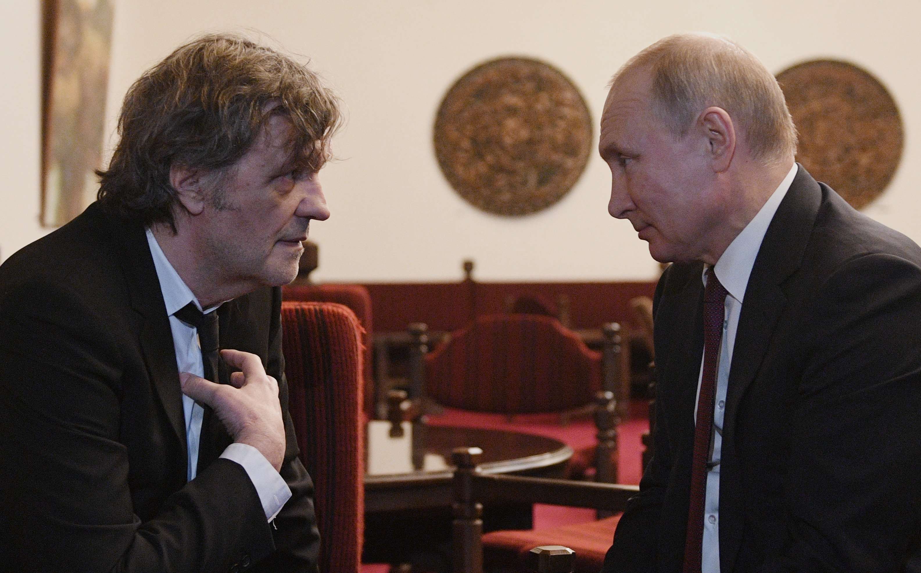 Regjisori përkrahës i Millosheviqit, Emir Kusturica, në krye të teatrit të ushtrisë ruse