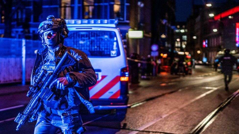 Një person i armatosur ka marrë pengje në një shitore të Applet në Amsterdam