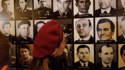 Ish-vila e Enver Hoxhës pushtohet nga zërat që i denoncojnë krimet
