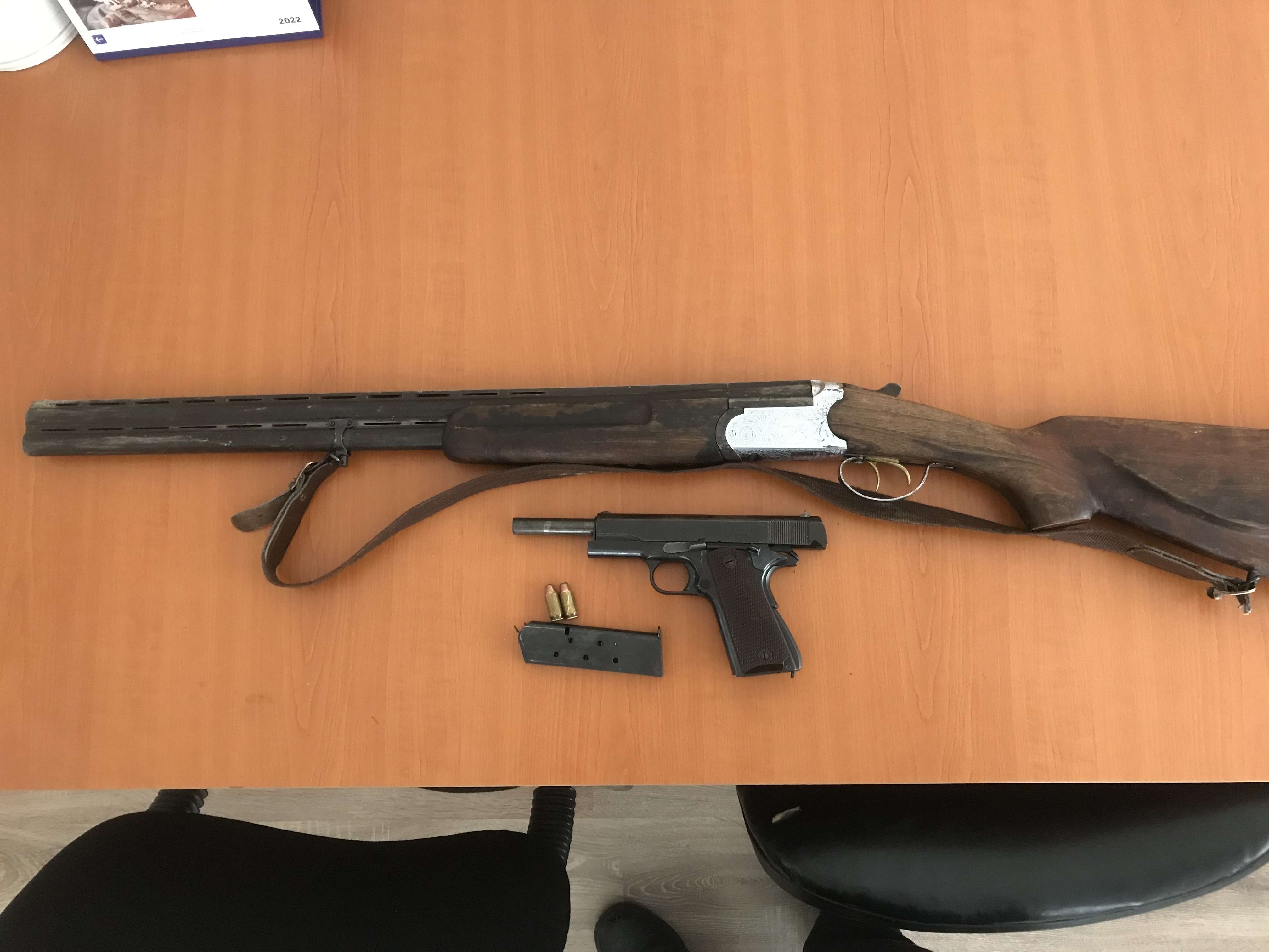 Arrestohen e më pas lirohen katër të dyshuar në Klinë, iu gjetën gjashtë armë