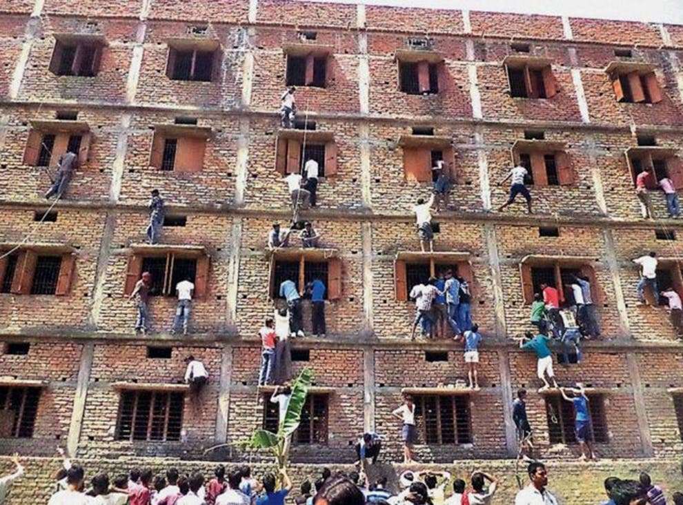 Studenti indian i mjekësisë fut në mënyrë kirurgjikale pajisje në vesh për ta kaluar provimin