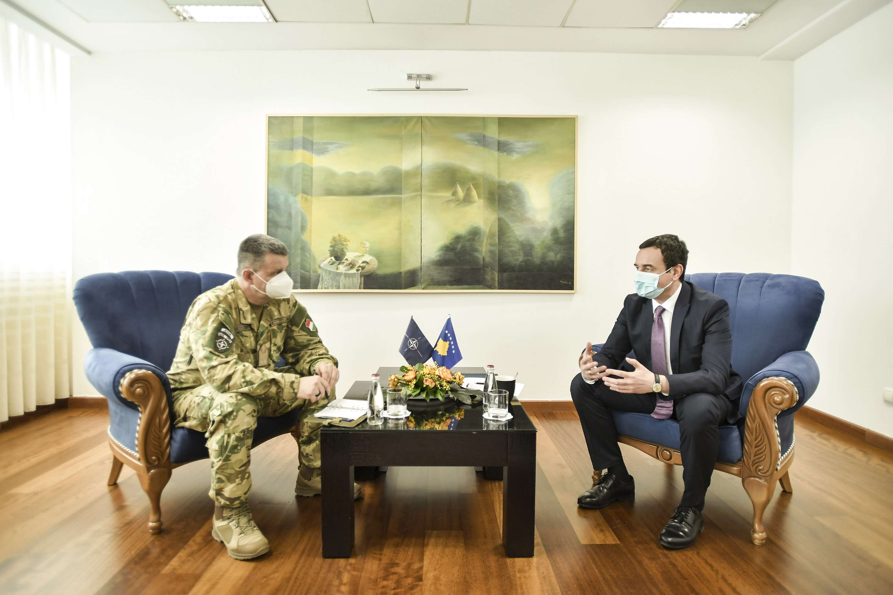 Kurti takohet me komandantin e KFOR-it, diskutojnë për sigurinë në Kosovë