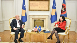 Osmani takohet me ambasadorin amerikan Hovenier pas sulmit rus në Ukrainë