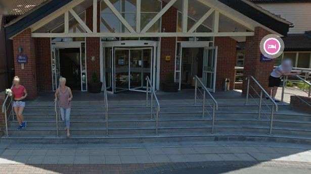 Burri misterioz kapet nga Google Street View duke ia lëshuar sytë një gruaje si në një film