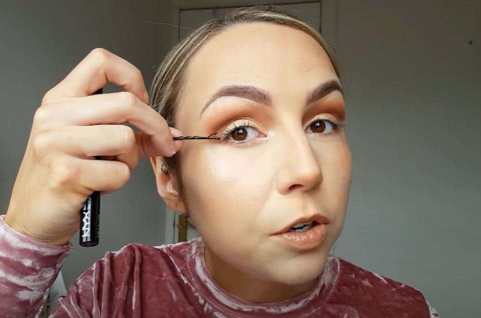 A mundën kapëset e flokëve dhe shiritat ngjitës të krijojnë Eyeliner perfekt