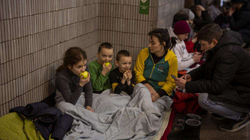 Një foshnje u lind mbrëmë në metronë që po shfrytëzohet si strehë në Kiev