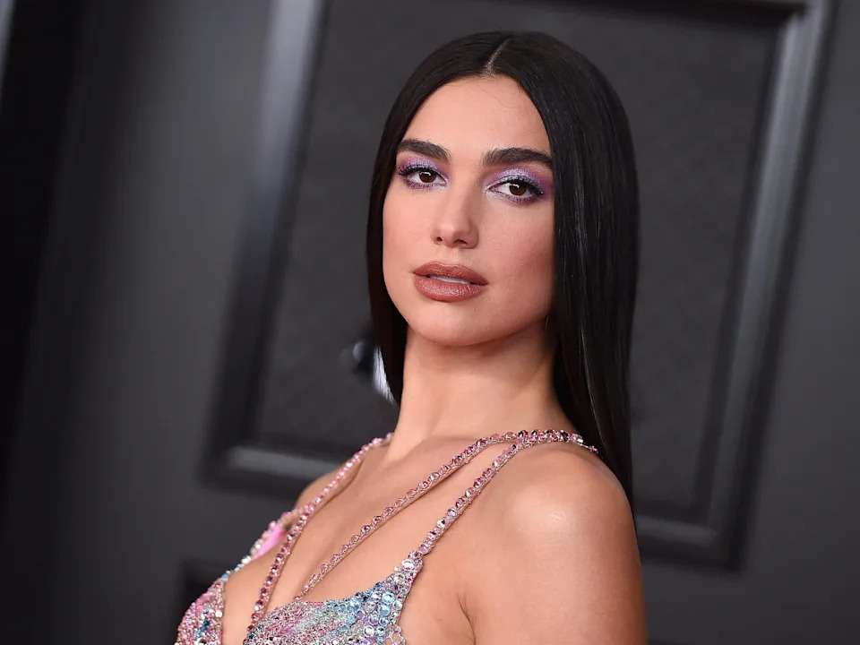 Dua Lipa pranoi unazë diamanti nga këngëtari i njohur