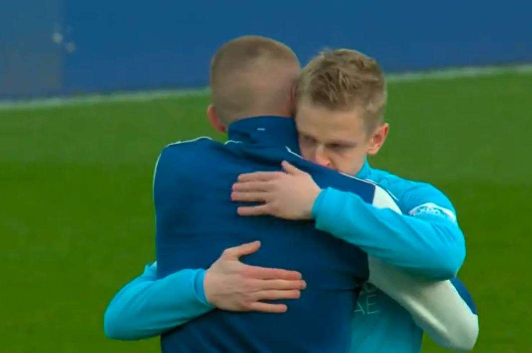 Përqafimi emocionues mes dy futbollistëve ukrainas para ndeshjes së Premier Leagues