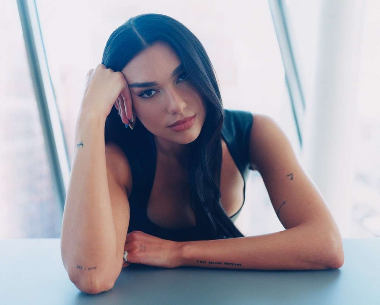 Dua Lipa për Financial Times: Jugu i Shqipërisë është i mahnitshëm