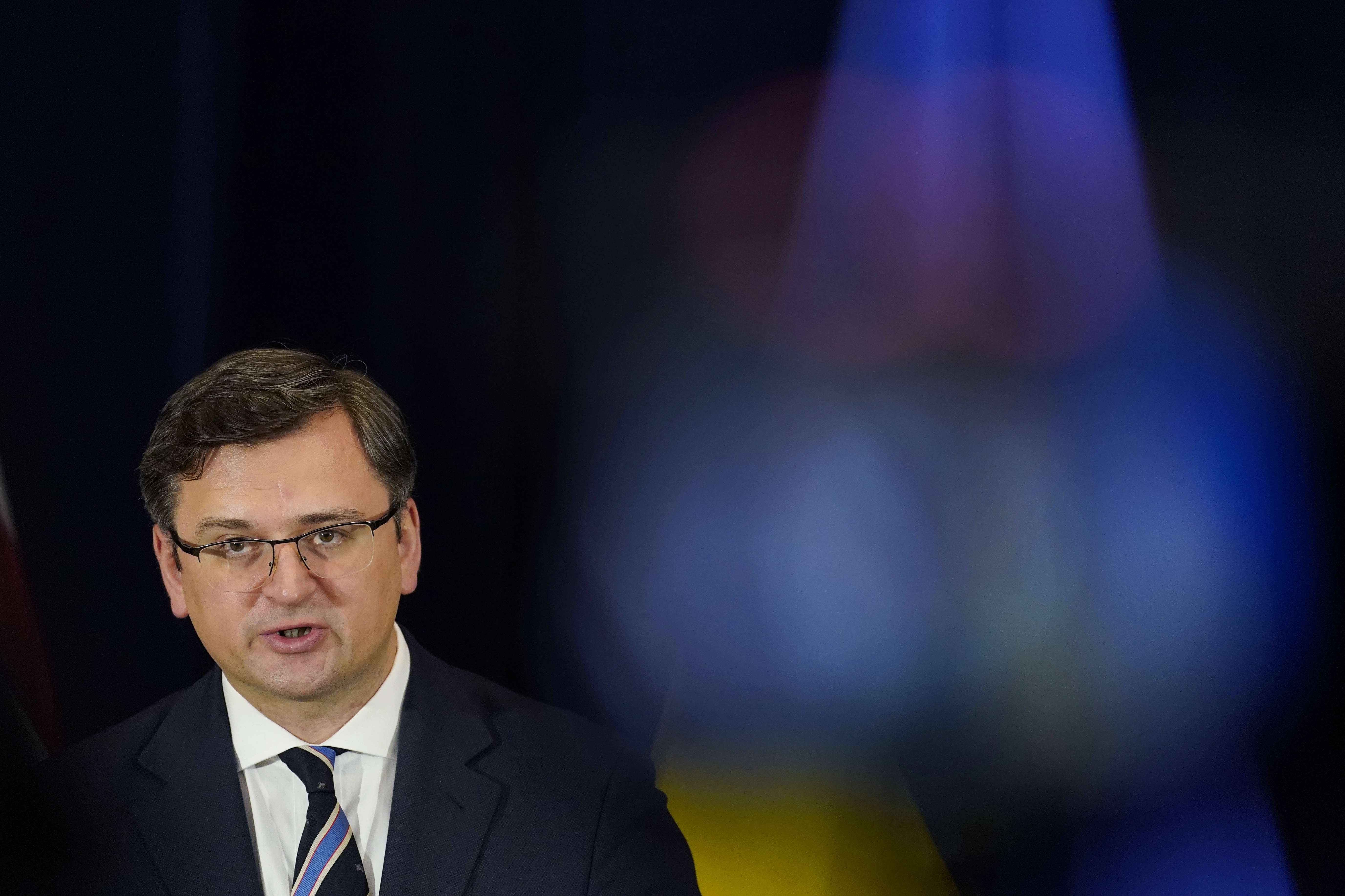 Ukraina fton të huajt që duan të luftojnë të paraqiten në misione diplomatike ukrainase