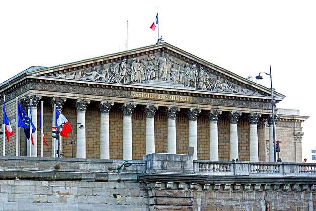 Franca u kërkon qytetarëve të saj të largohen nga Rusia
