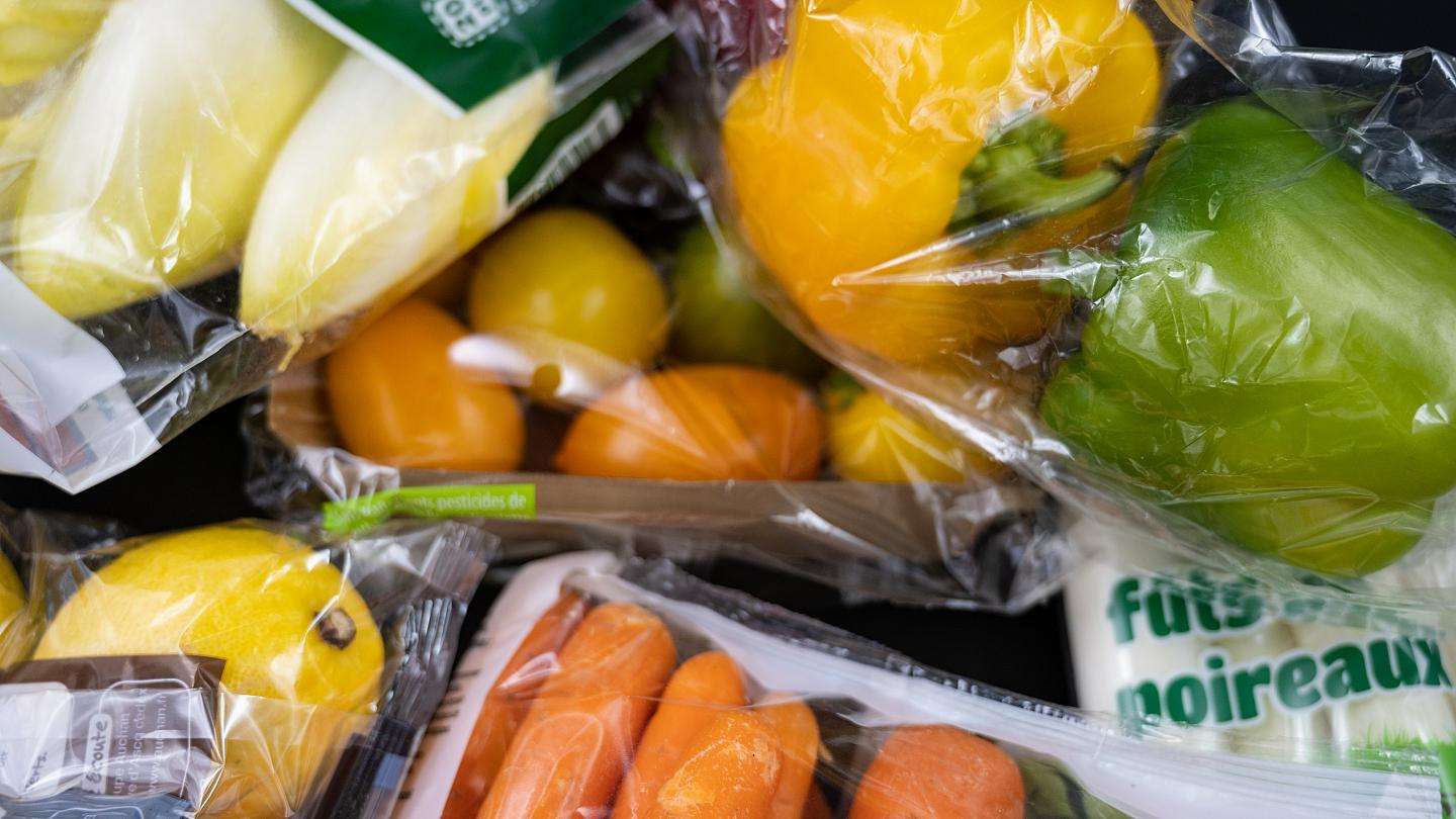 Ndalohet paketimi plastik i frutave e perimeve në Francë nga sot