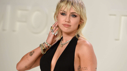 Miley Cyrusit gati i del gjoksi gjatë performancës për Vitin e Ri
