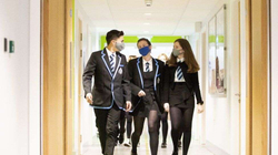 Rikthehen maskat në shkollat e mesme në Angli