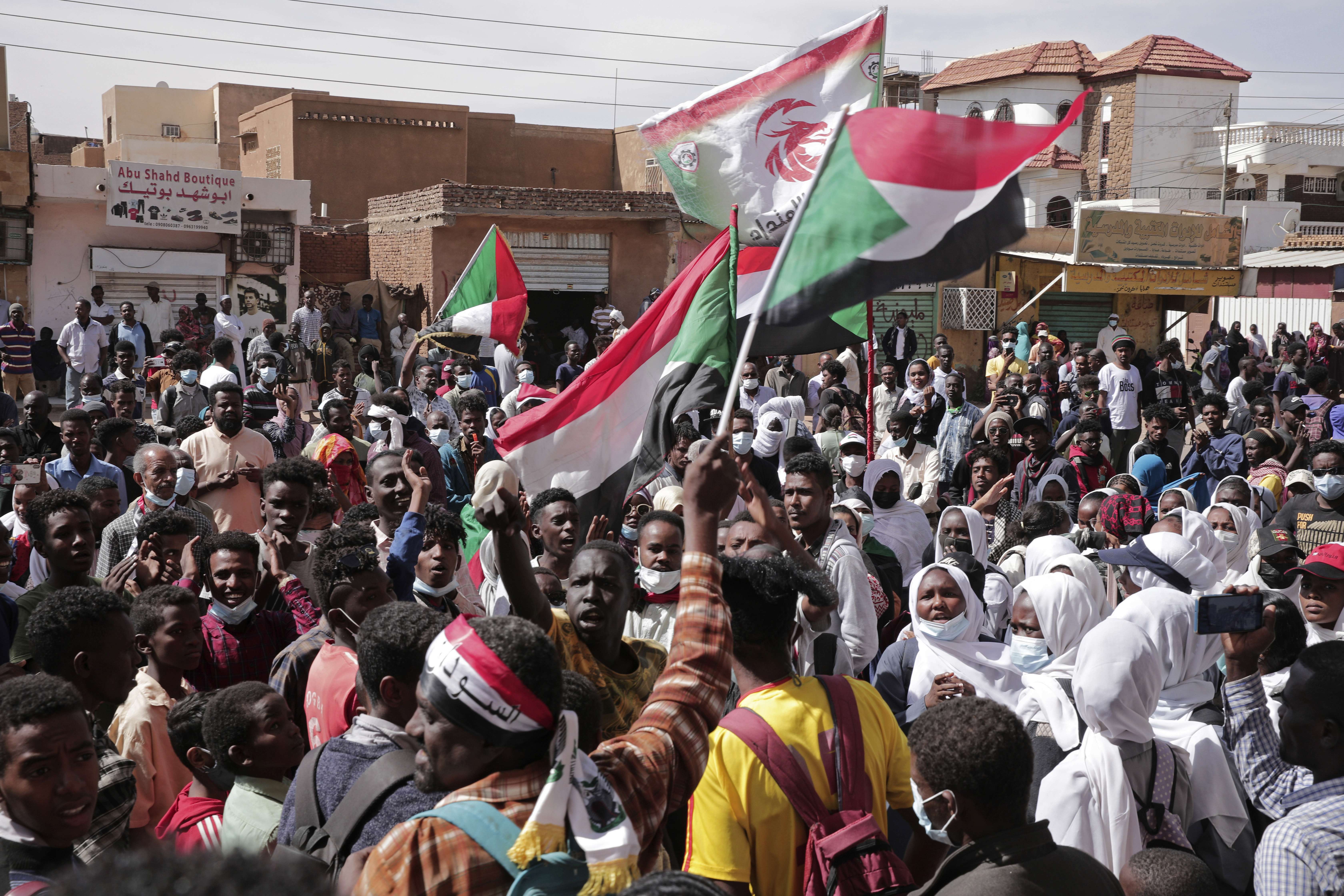 Dorëhiqet kryeministri i Sudanit, ushtria merr kontrollin