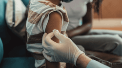 Miratohet përforcuesi i Pfizer për adoleshentët mbi moshën 12 vjeç