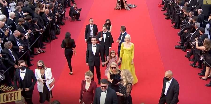 Albin Kurti, Dua Lipa e të tjerë në tapetin e kuq në botë, komentojnë fashionistat