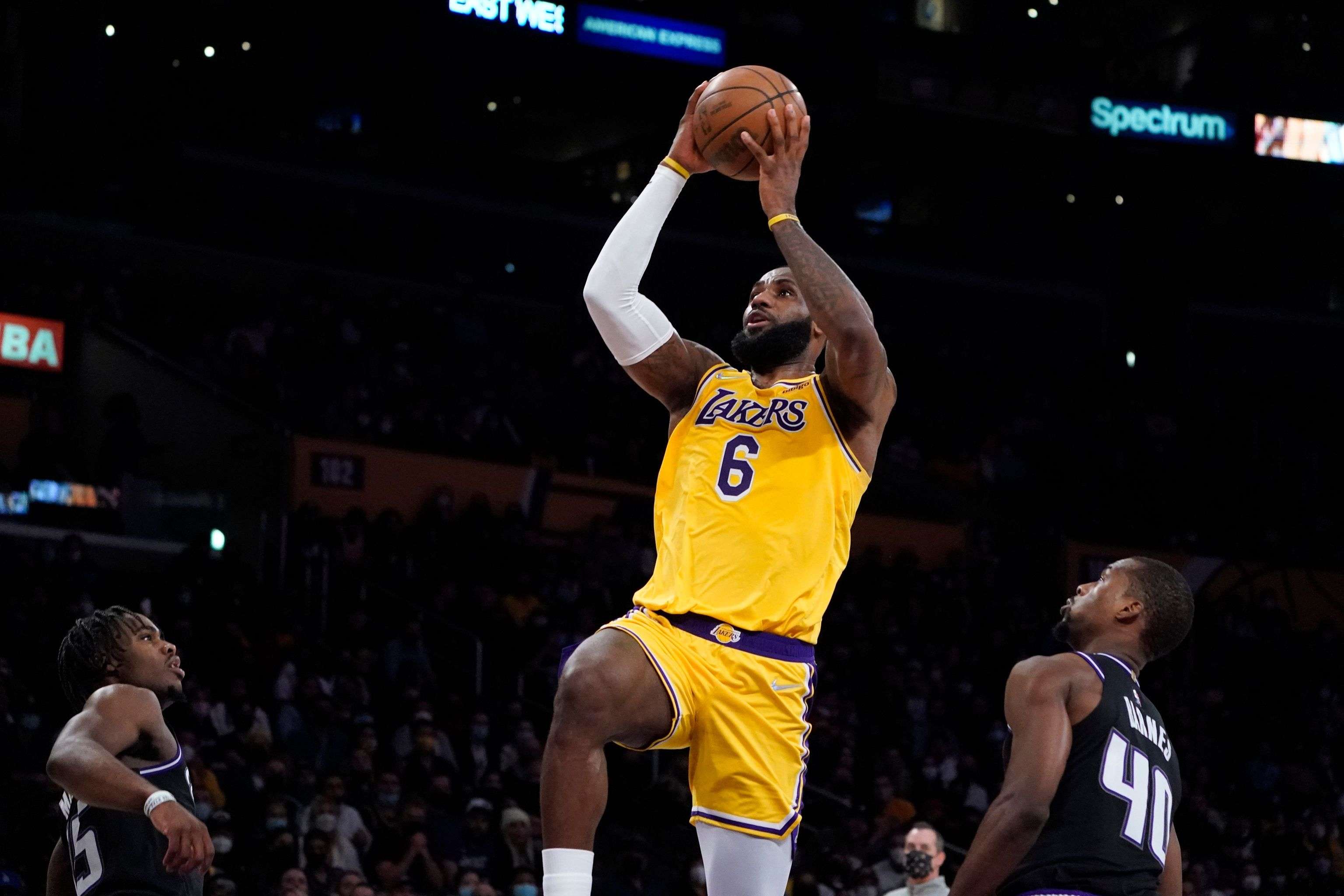 Shkëlqen LeBron James, Lakers mposht Sacramenton