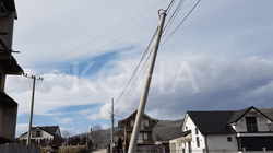 Rreth 60 familje në Brod të Shtërpcës të rrezikuar nga shtyllat elektrike