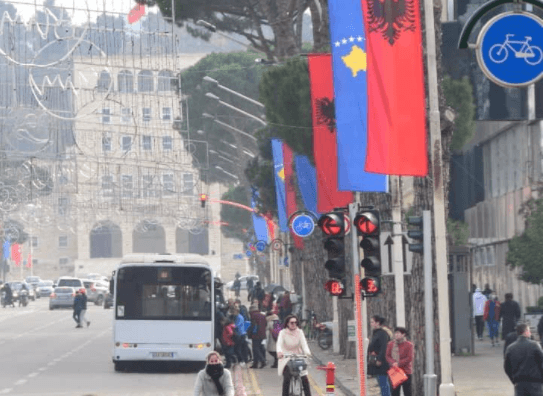 Tirana mbulohet me flamujt e Kosovës dhe Shqipërisë, pritet të vizitohet nga Përparim Rama