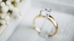 Gruaja shet unazën e fejesës për ta paguar kredinë e dasmës së anuluar