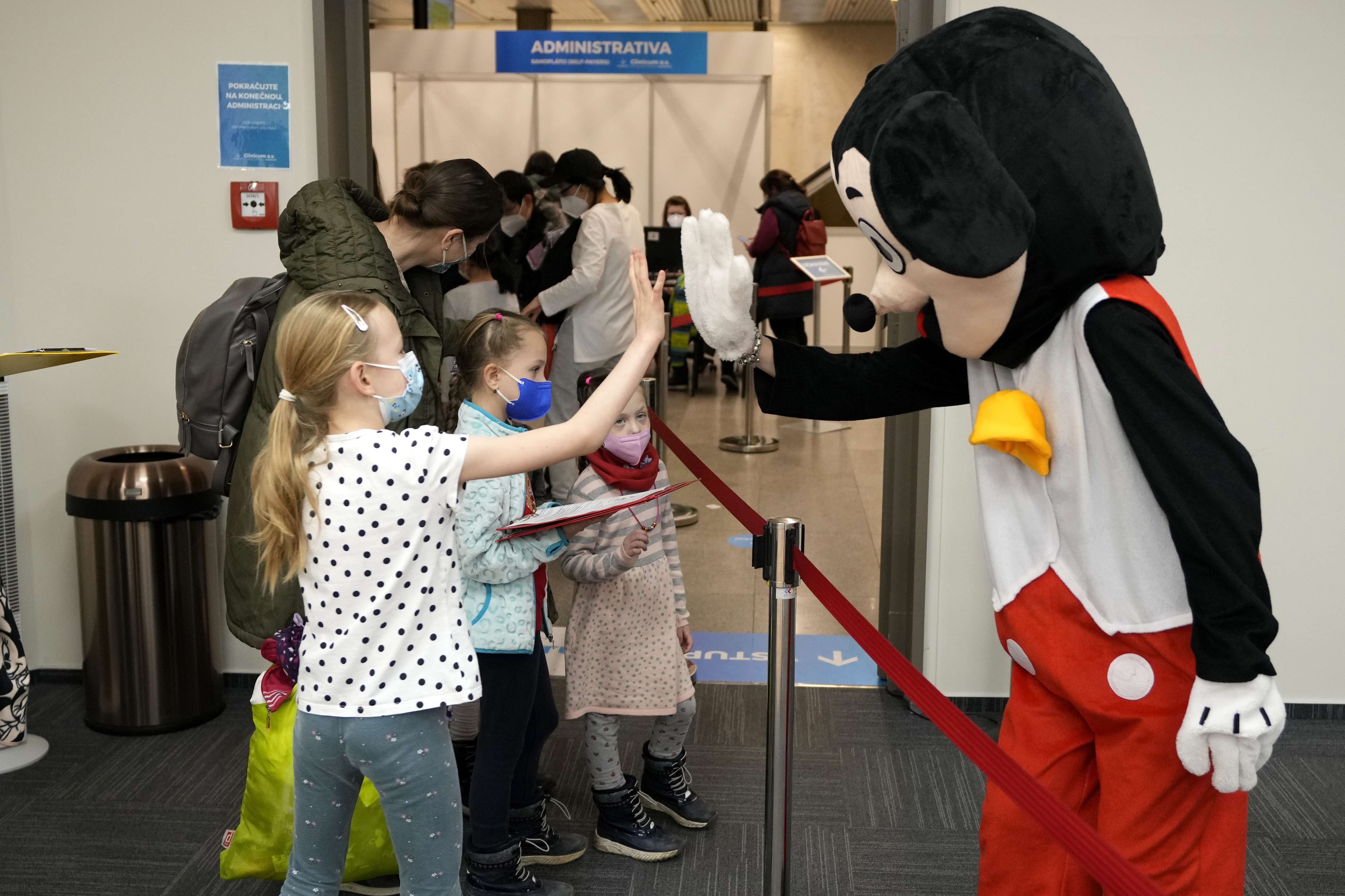 Supermani, Hirushja e Mickey Mouse presin fëmijët në qendër vaksinimi në Çeki