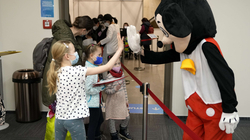 Supermani, Hirushja e Mickey Mouse presin fëmijët në qendër vaksinimi në Çeki