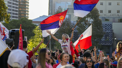 Përkrahësit e Gjokoviqit protestojnë para hotelit në Melbourne