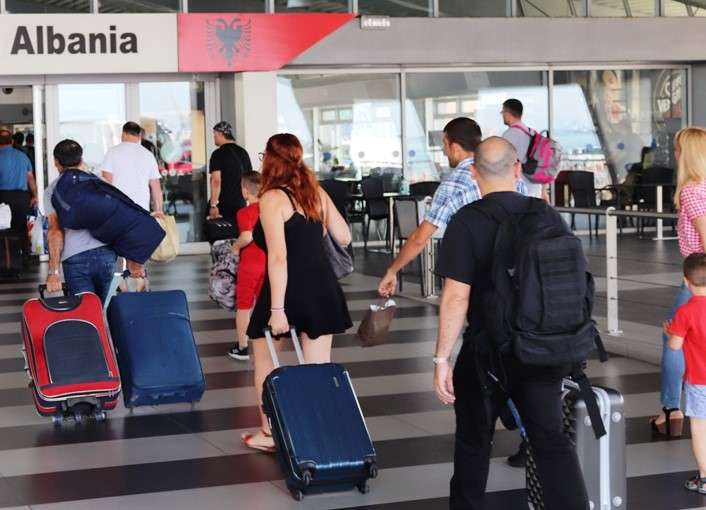 1.7 milionë persona e kanë braktisur Shqipërinë në tri dekadat e fundit