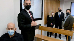 Dy ish-kryeminsitrat e Izraelit përballen në gjykatë