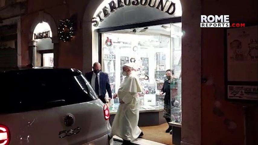 Papa del nga Vatikani për ta vizituar një dyqan diskografie, merr një CD