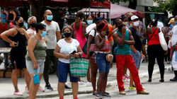 Kubanezët po presin në radhë 12 orë për të blerë ushqimet bazë