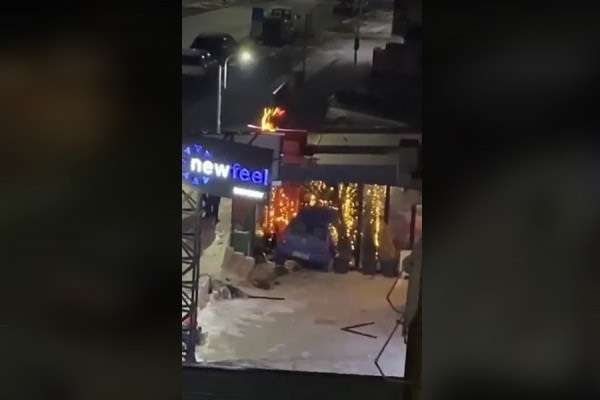 Aksident në Prishtinë, hyri në lokal me veturë