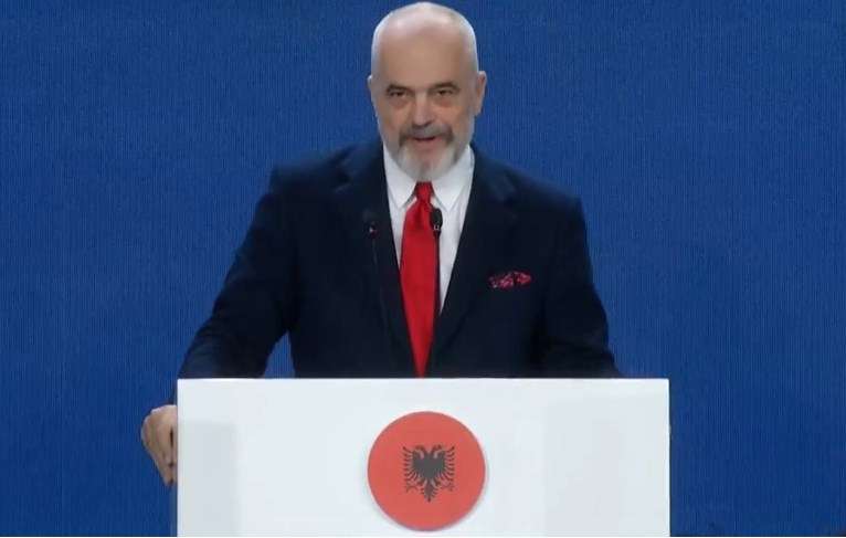 Shqipëria u kërkon shtetasve shqiptarë të largohen nga Ukraina