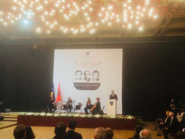 Osmani e Kurti nderojnë vëllezërit Gërvalla e Kadri Zekën: Përulemi para veprës së tyre