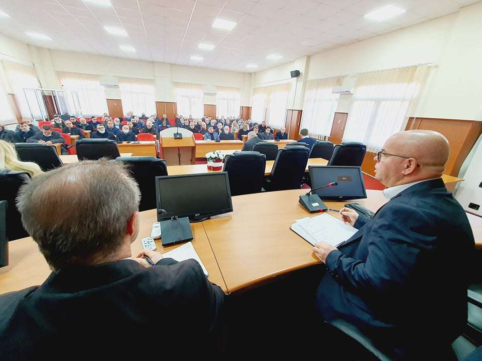 Latifi u kërkon drejtorëve të shkollave që buxhetin ta shpenzojnë me kohë