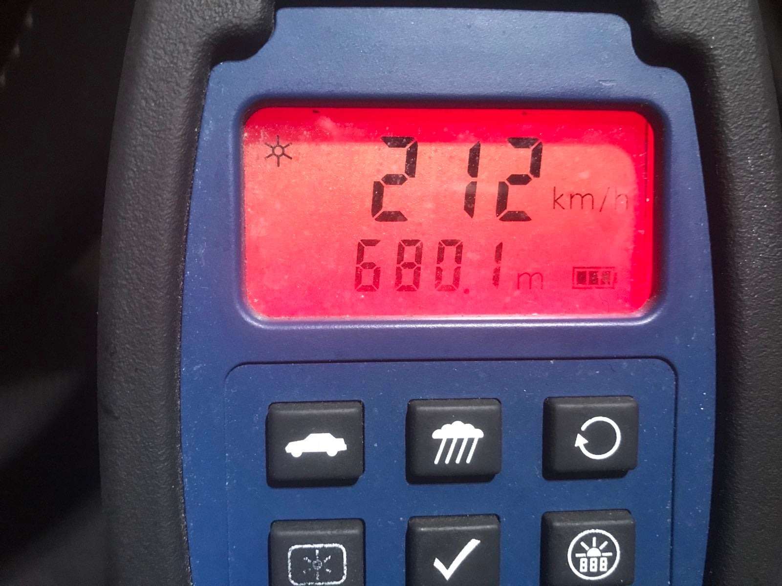 Drejtoi veturën me shpejtësi 212 km/h, gjobitet me 300 euro dhe i pezullohet leja për tre muaj