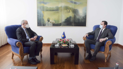 Kurti takohet me shefin e OSBE-së në Kosovë, diskutohet edhe për referendumin e Serbisë