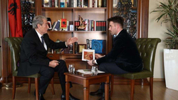 Berisha për foton me Enver Hoxhën: Kam pasur miqësi me renë e tij