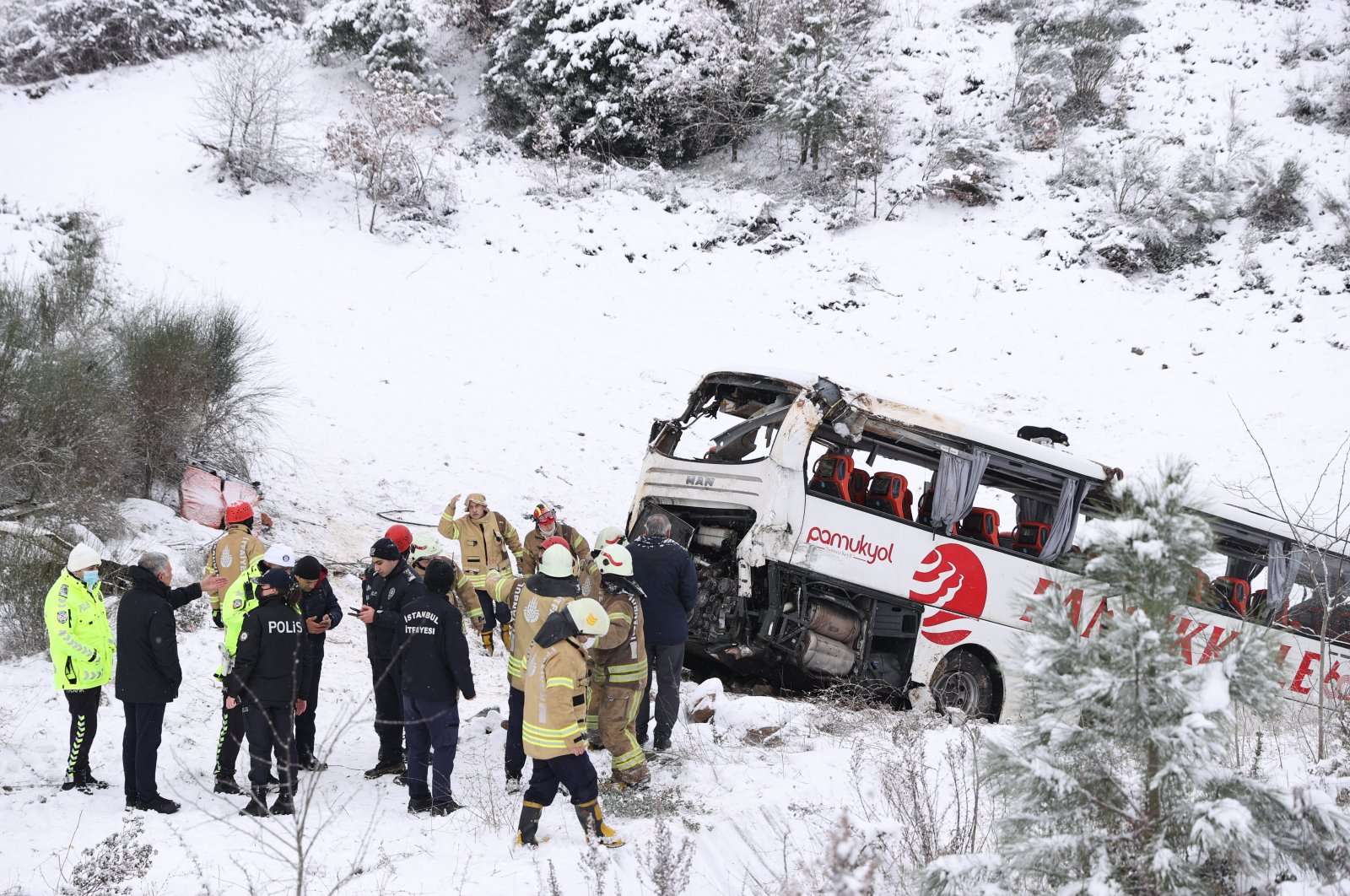 3 të vdekur dhe 18 të lënduar pas rrokullisjes së një autobusi në Stamboll