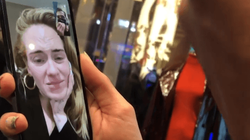 Pas shtyrjes së koncerteve, Adele befason fansat me video-telefonatë në Las Vegas
