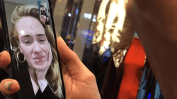 Pas shtyrjes së koncerteve, Adele befason fansat me video-telefonatë në Las Vegas