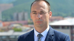 Simiq: Kurti po i përdor targat për ta larguar vëmendjen nga problemet e vërteta