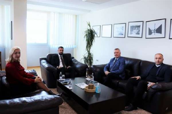 Krasniqi dhe Ahmeti diskutojnë për mbështetjen e Qeverisë për komunat