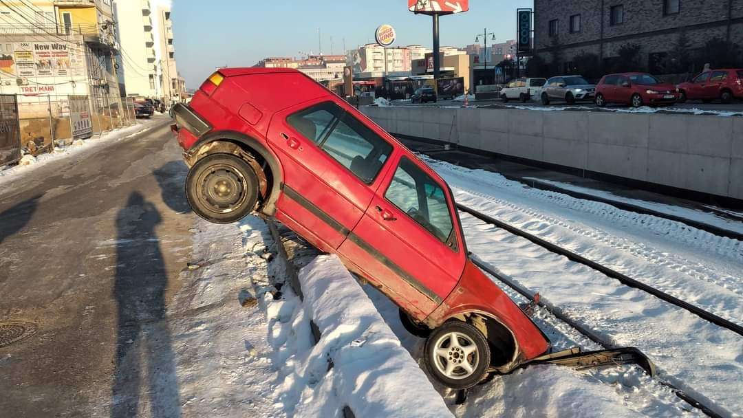 Vetura përfundon në hekurudhë në Ferizaj, gjobiten dy persona