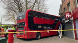 Autobusi dykatësh përplaset me një dyqan në Londër, disa të lënduar